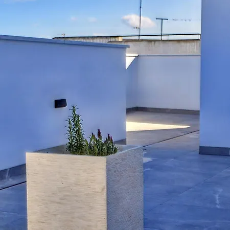 아파트 Inviting With Balcony